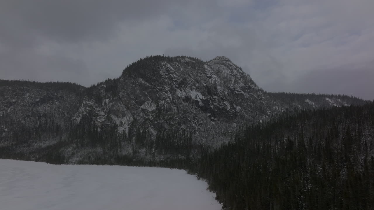 asombroso paisaje invernal del mont du lac-à-l'empêche en quebec, canadá - toma aérea