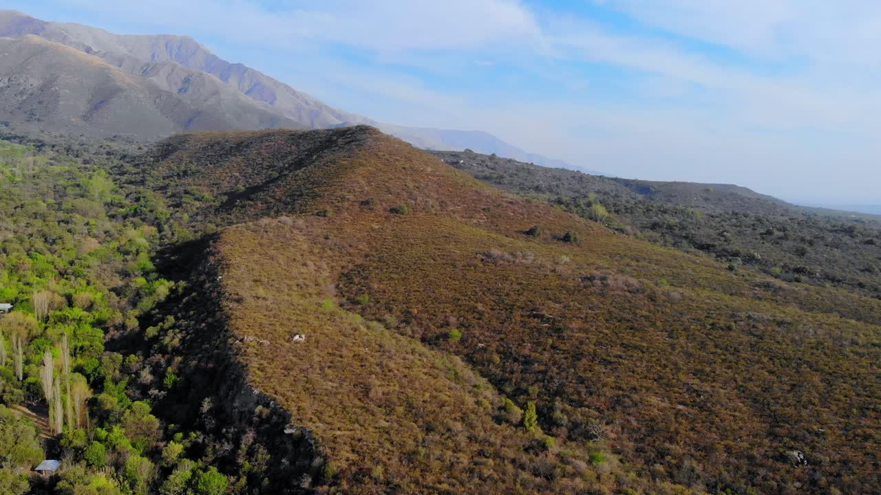 vista aérea de la sierra de los los comechingones durante la primavera