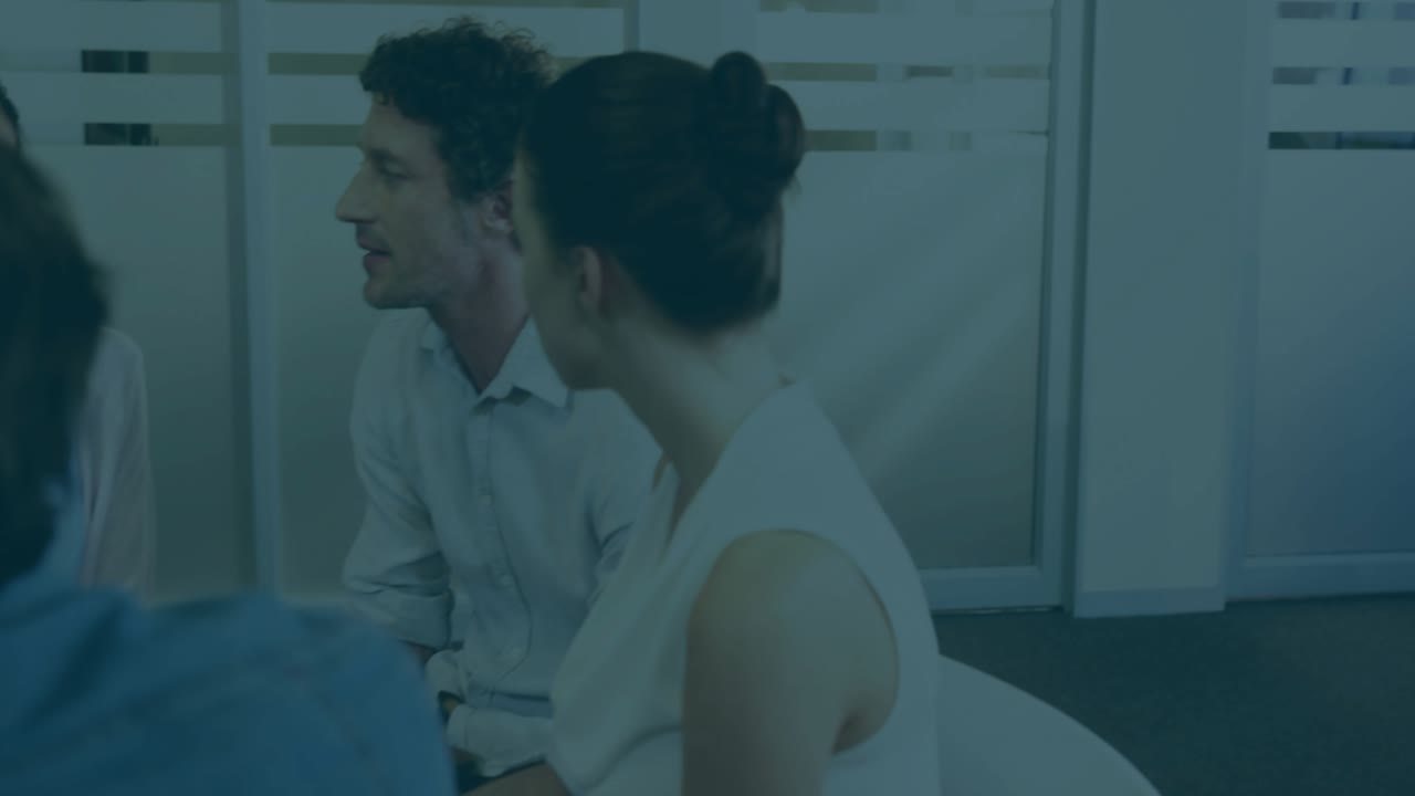 애널리스트가 발표를 시작하며 팀이 결과를 분석함에 따라 애니메이션으로 만들어진 재정 차트가 오르락내리락해요.