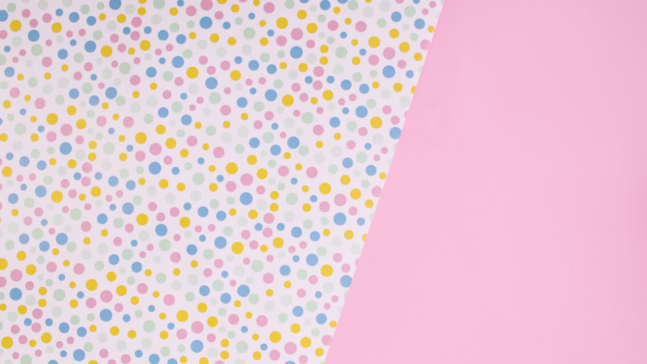 la decoración de la fiesta de cumpleaños y los pasteles aparecen en tema pastel.