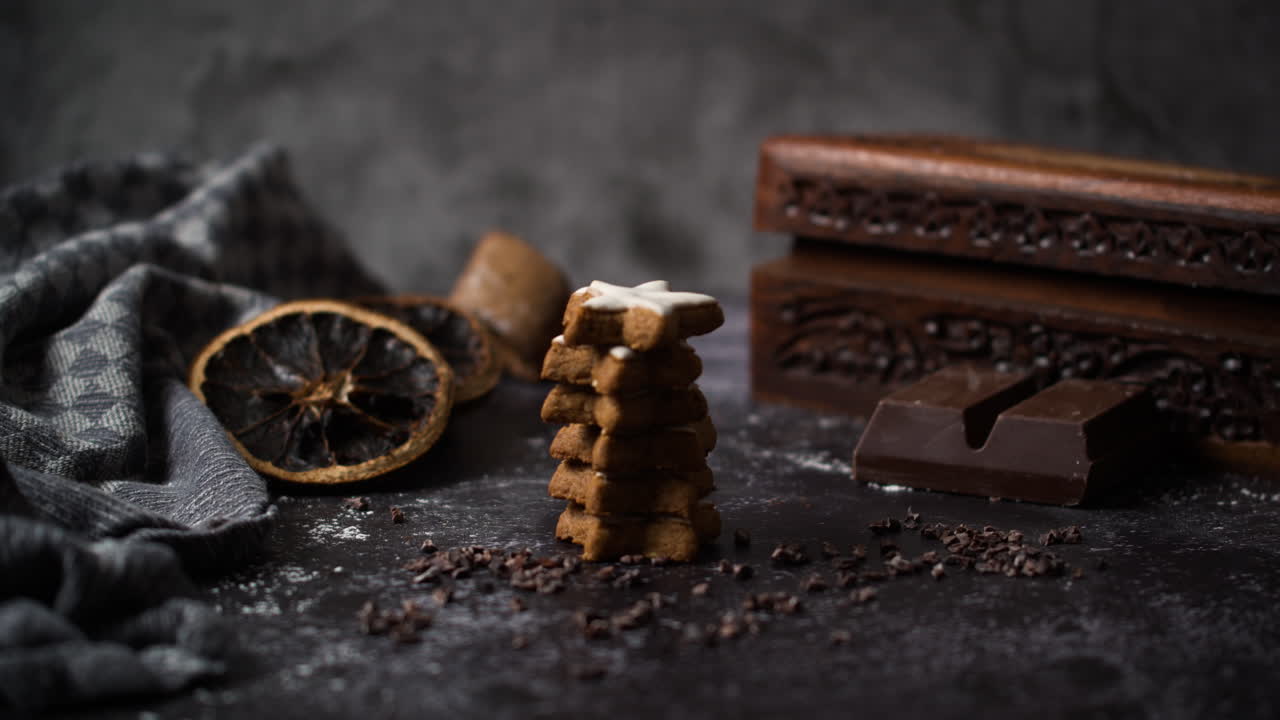 ручная укладка рождественского печенья в форме звезды на угрюмом темном фоне