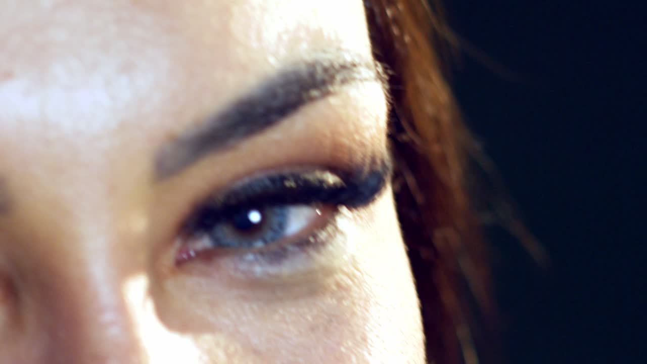 cerca de una hermosa chica hispana de ojos azules