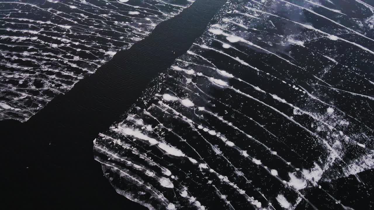 호수 표면에 떠있는 무너져가는 얼음 조각의 흔적