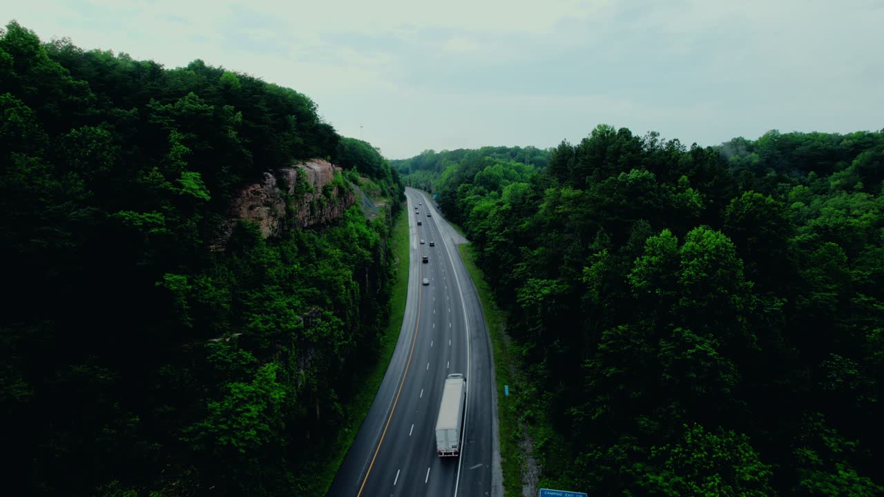 Autocarro che percorre l'Interstatale 40 attraverso le Smoky Mountains del Tennessee