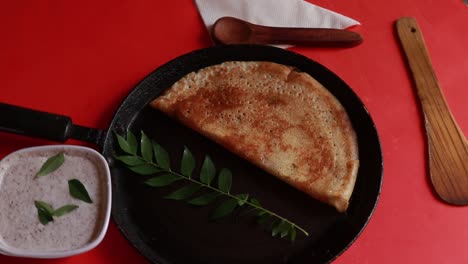 Masala-Dosa,-Südindisches-Mahlzeitset-Dosa,-Sambhar-Und-Kokosnuss-chutney-Auf-Rotem-Hintergrund