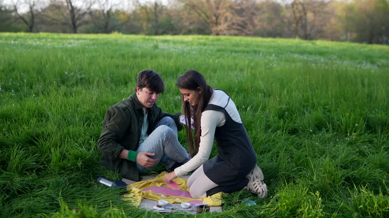 공원에서 피크닉을 하는 부부