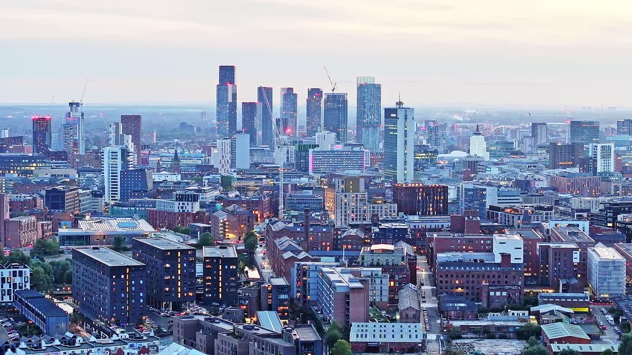 맨체스터 시의 새로운 현대적인 마천루와 유리 사무실 건물