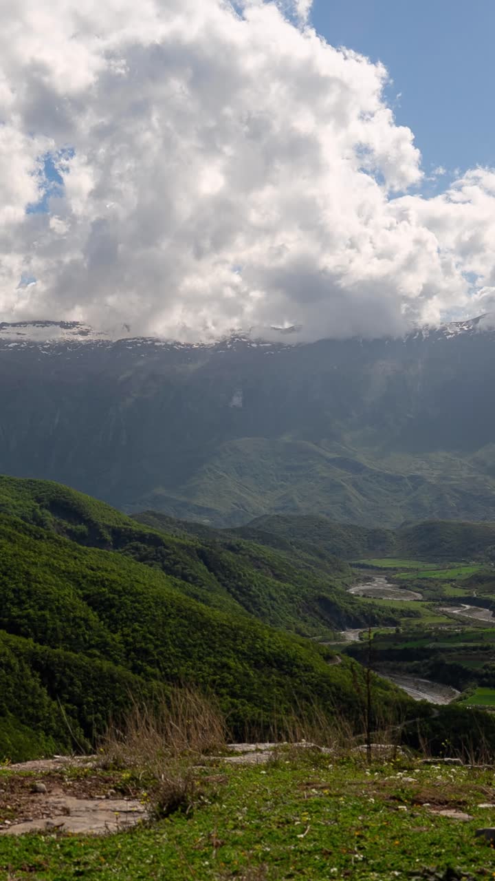 Montagne albanesi sotto nuvole in movimento, vista timelapse serena della natura.