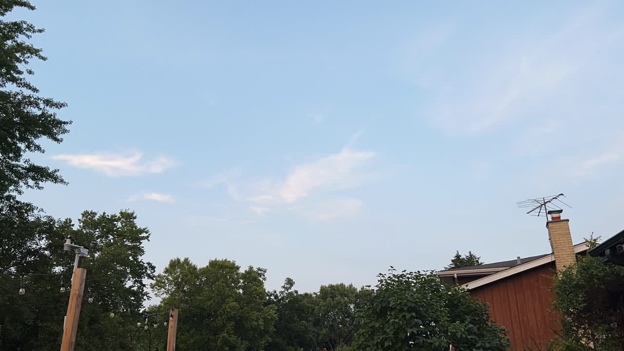 뒷마당 해가 지는 시간과 몇 개의 구름