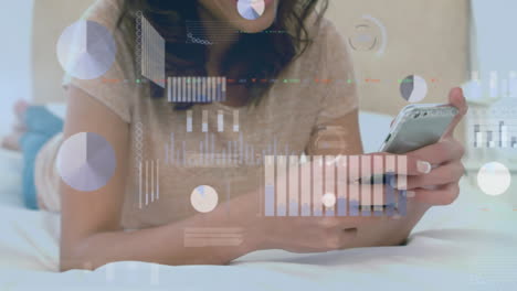 animación del procesamiento de datos sobre una mujer caucásica que usa un teléfono inteligente