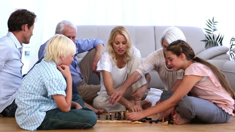 familia jugando al ajedrez en casa