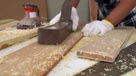 carpintero que trabaja en artesanías de madera en el taller
