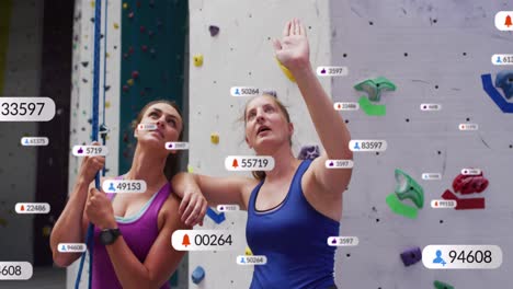 burbujas de habla con iconos digitales contra dos mujeres en forma caucásicas discutiendo antes de escalar la pared