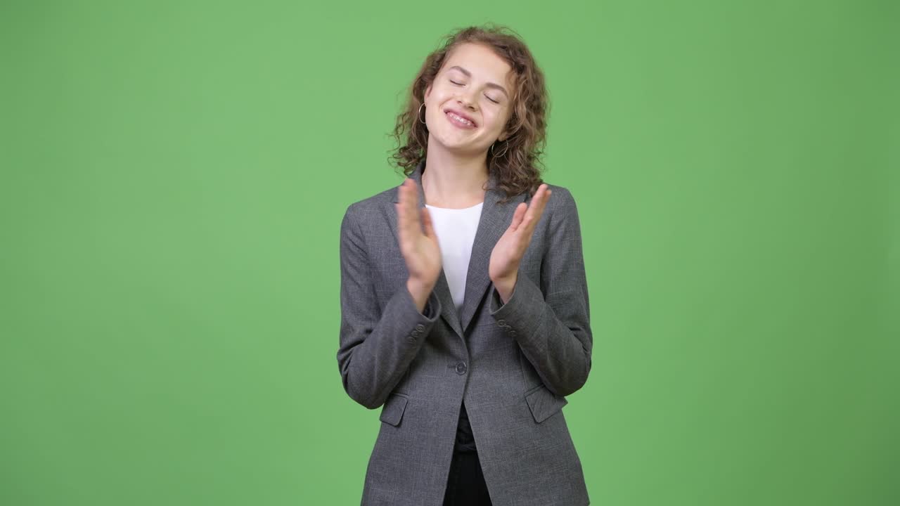 feliz joven hermosa mujer de negocios aplaudiendo