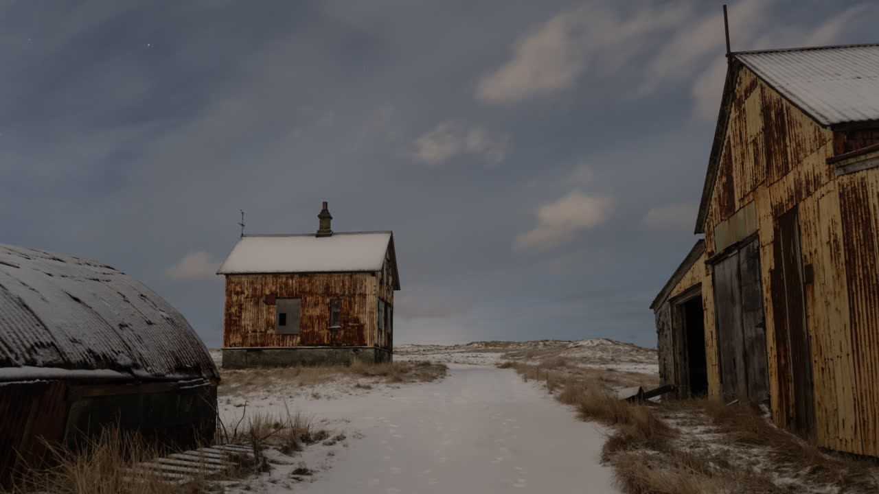 12 초 저녁 타임 라프스는 하 구름이 위로 이동하고 버려진 집과 농장을 보여줍니다.