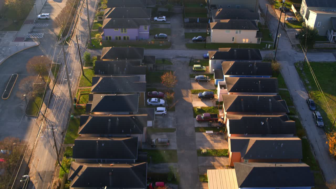 vista de aviones no tripulados de casas en el área histórica de freedmen town de houston, texas