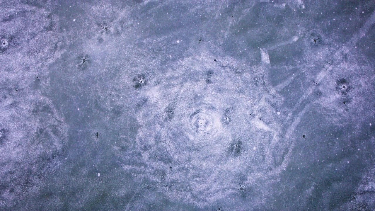 Luftfoto med drone av robuste frosne isflak over Great Lakes-vannet