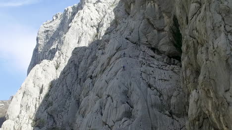 Aerial-panoramic-view-of-scenic-Samarske-Stijene-mountains-and-hikers-at-Mrkopalj,-Croatia