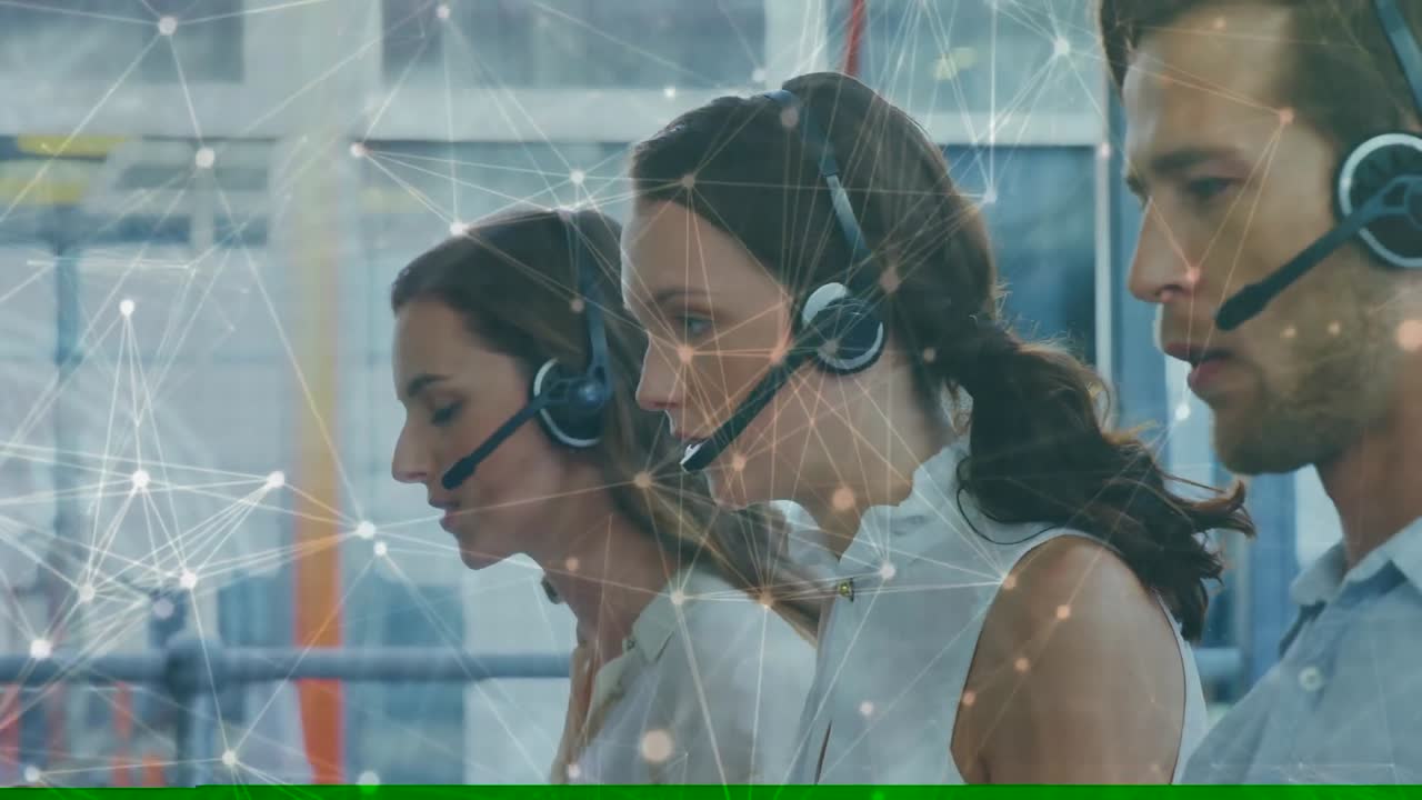 animación de redes de conexiones a través de personas de negocios que usan auriculares telefónicos