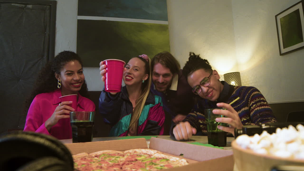 집에서 파티를 즐기는 사람들