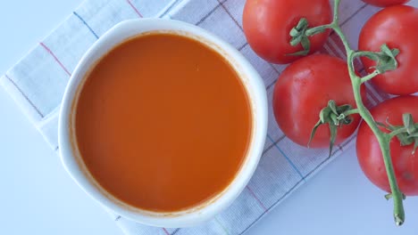 Fresh-tomato-soup-on-table