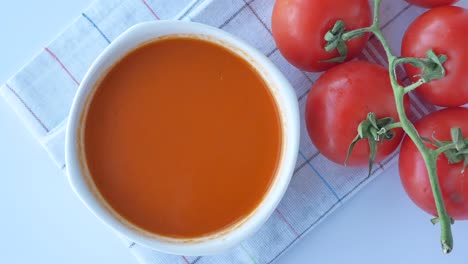 sopa de tomate fresco en la mesa