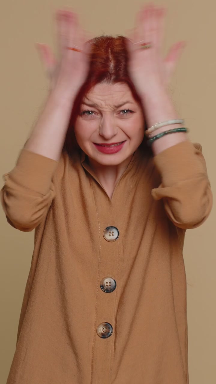 Donna alzando le mani in espressione indignata chiedere perché quale motivo di fallimento dimostrando incredulità