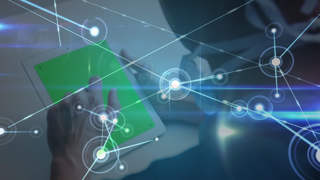 animación de la red de conexiones a través de un cirujano caucásico usando una tableta con pantalla verde