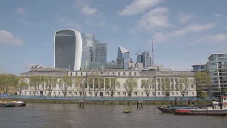 Vista-Desde-El-Barco-Sobre-El-Río-Támesis-Que-Muestra-Los-Edificios-En-El-Horizonte-Financiero-De-La-Ciudad-De-Londres-4