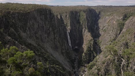 Tiro-De-Mano-De-Wollomombi-Falls,-Parque-Nacional-Oxley-Wild-Rivers,-Nueva-Gales-Del-Sur,-Australia
