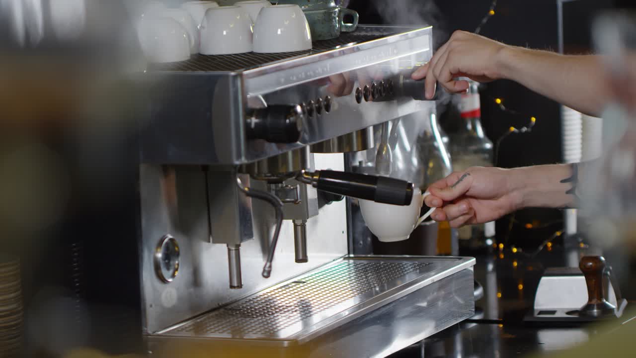 cinemagraph de un barista irreconocible haciendo café