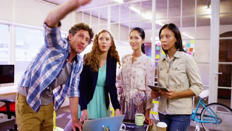 grupo de ejecutivos de negocios que interactúan entre sí