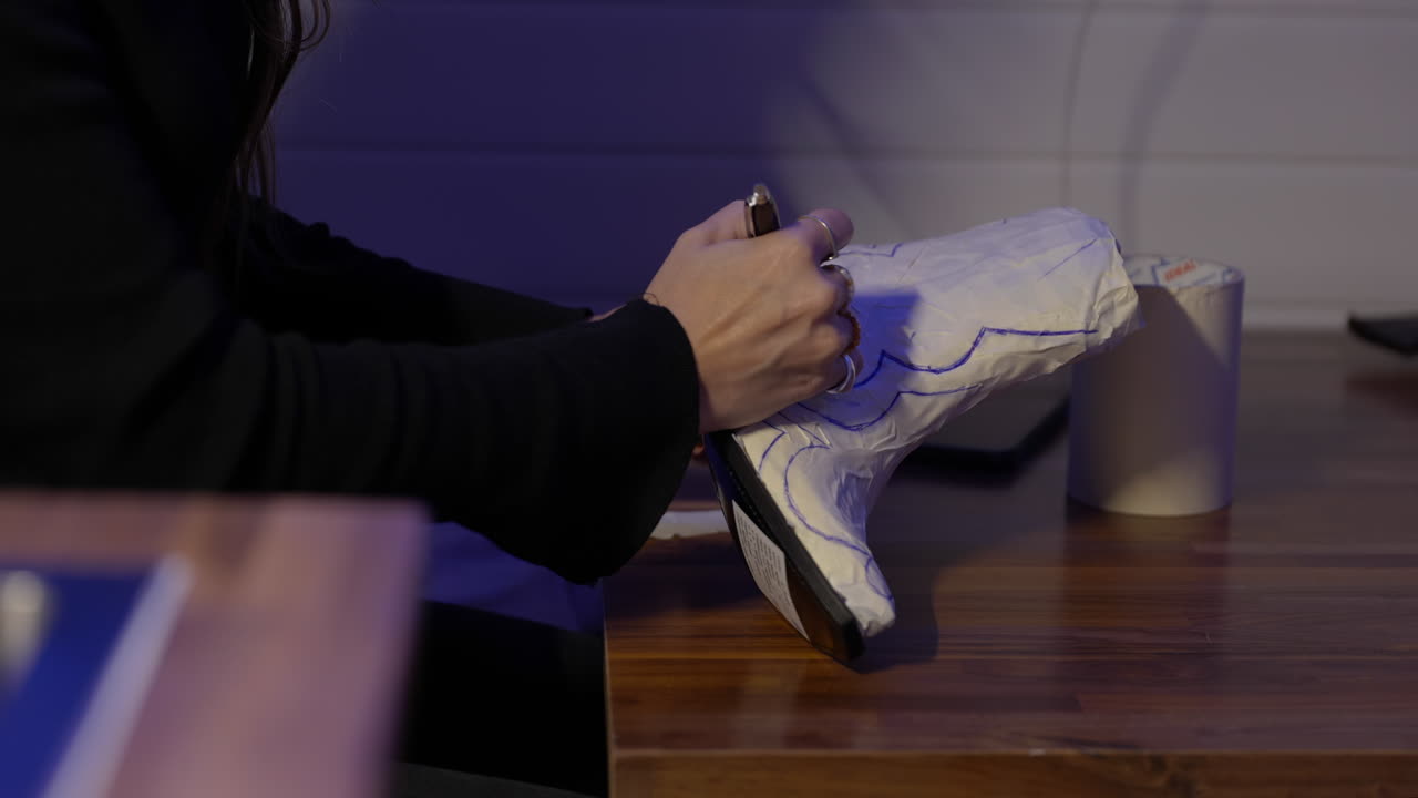 패션 신발 디자인을 만드는 여성 만들기 가죽 부츠 템플릿