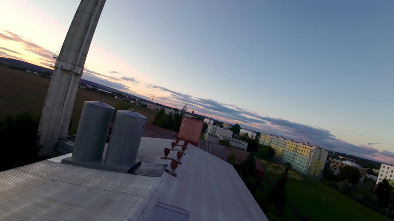 снимок с дрона белого дыма из трубы завода на фоне голубого неба