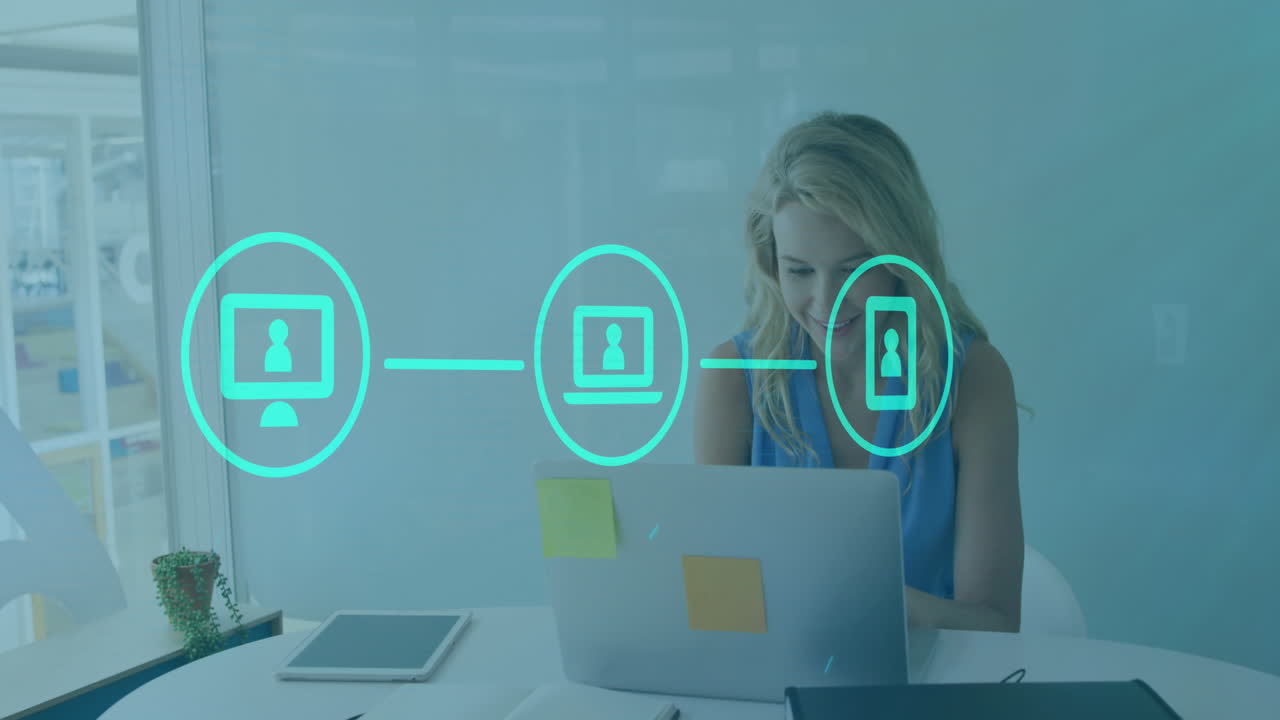 animación de portátil, computadora, teléfono formando diagrama de flujo sobre mujer caucásica trabajando en portátil