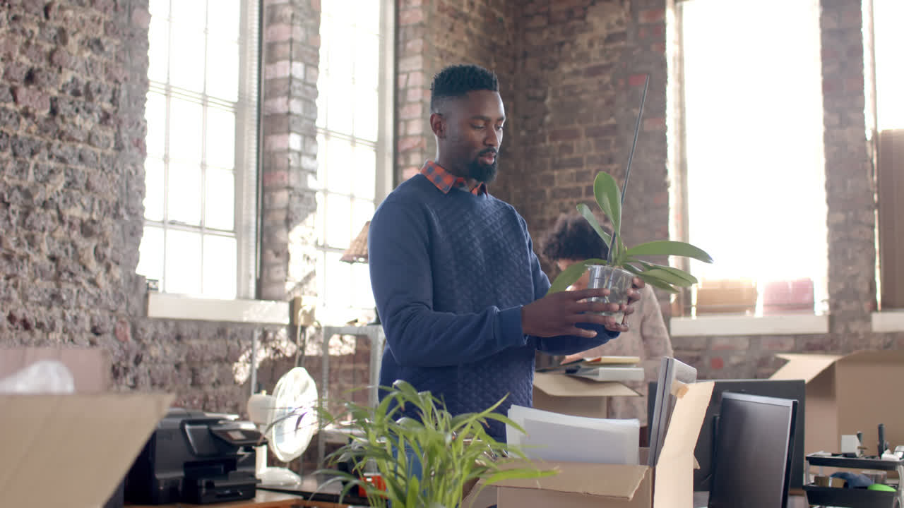 diversos colegas desempaquetando cajas con documentos y artículos de oficina en la oficina creativa en cámara lenta