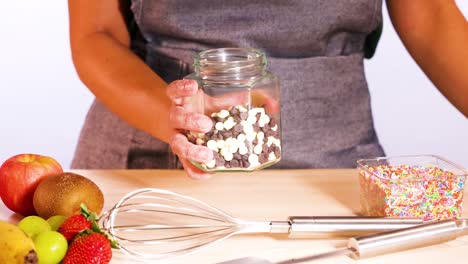 mezclando trozos de chocolate con salpicaduras de colores
