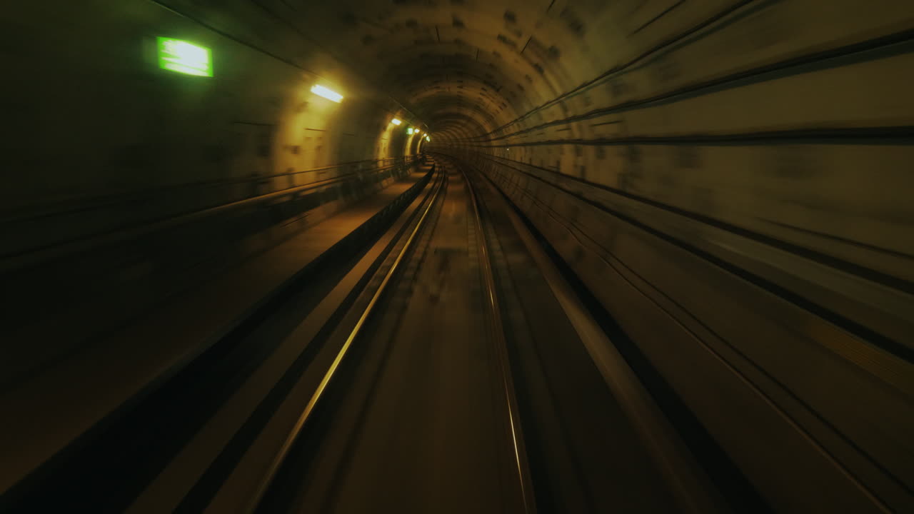viajar en un vagón de metro sin conductor - vista desde el primer vagón hasta el túnel