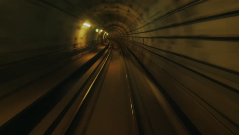 viajar en un vagón de metro sin conductor - vista desde el primer vagón hasta el túnel