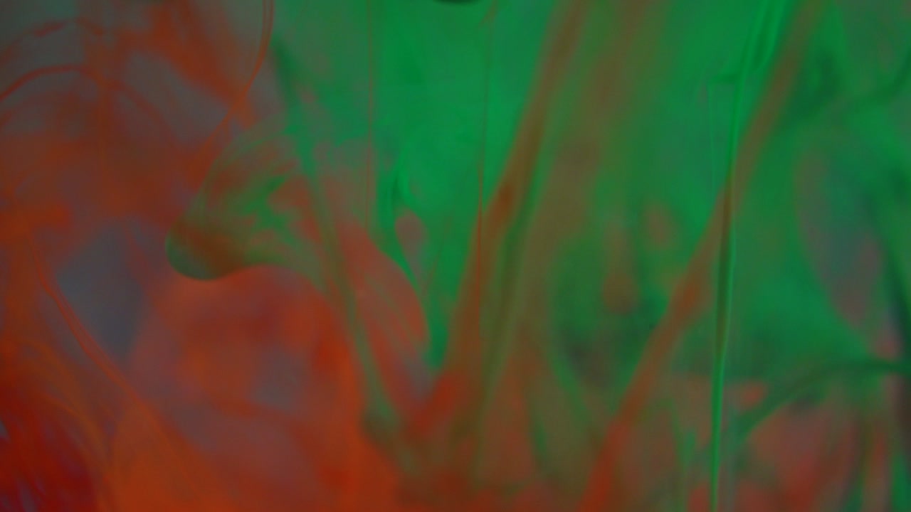 las pinturas acrílicas se vierte en agua