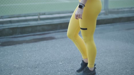 mujer corriendo en una pista al aire libre con ropa deportiva en un campo atlético