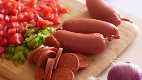 preparando salchichas turcas con verduras