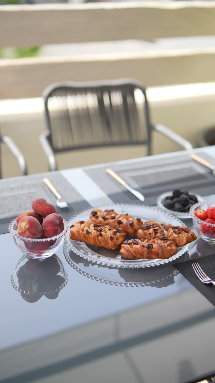 desayuno al aire libre en un patio