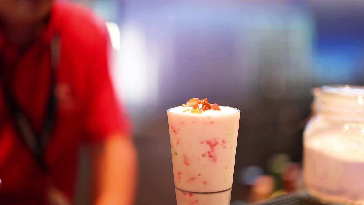 Soslu bir smoothie hazırlayan kişi