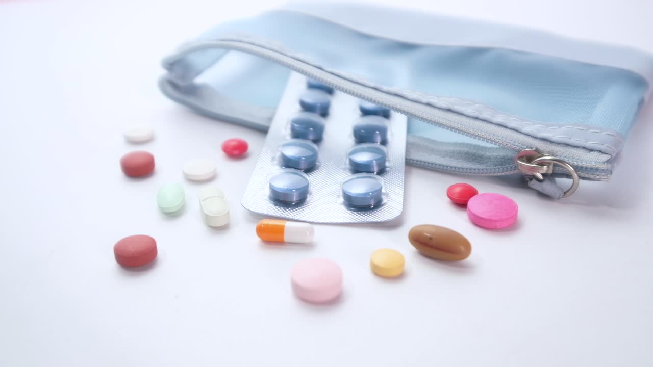 시퍼 가방에 넣은 여러 가지 약물