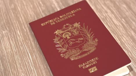 portada del pasaporte marrón venezolano