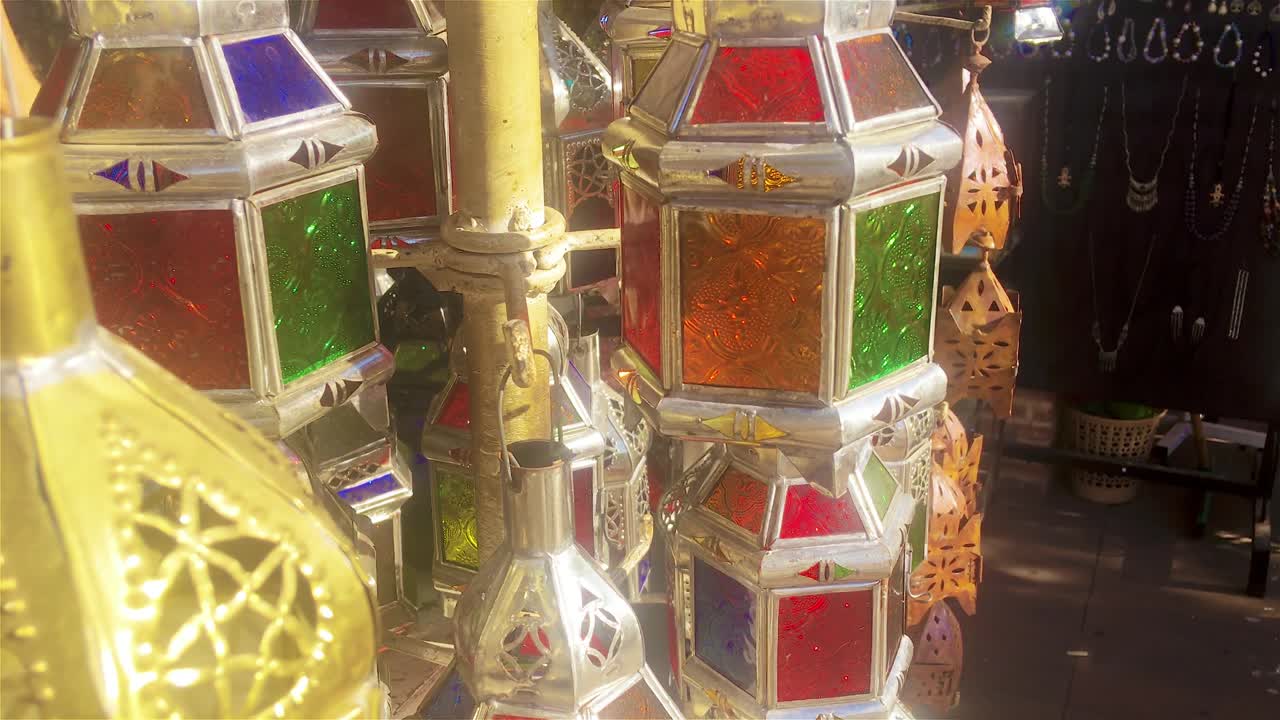 아라비아 램프가 바람에 흔들리고