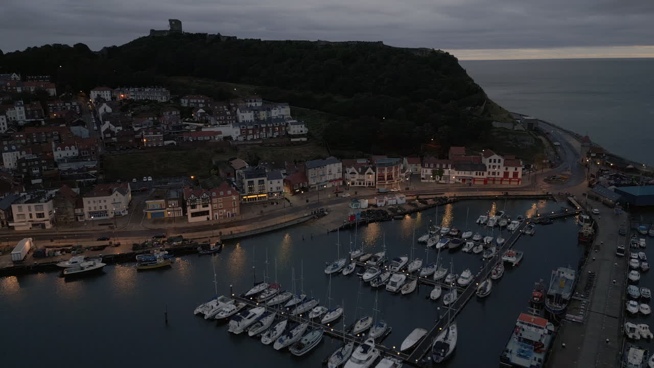establecimiento de drones nocturnos disparados sobre el puerto y la ciudad de scarborough