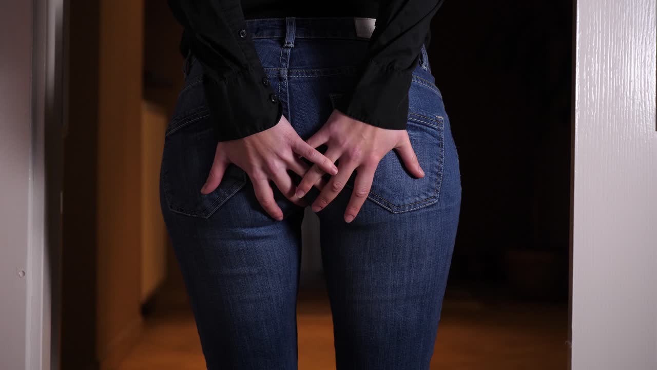 항문에 갑자기 찌르는 듯한 통증, 엉덩이에 손을 빨리 대는 것