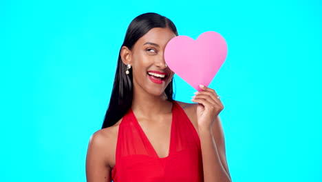 sonrisa, mujer y corazón signo de papel para san valentín